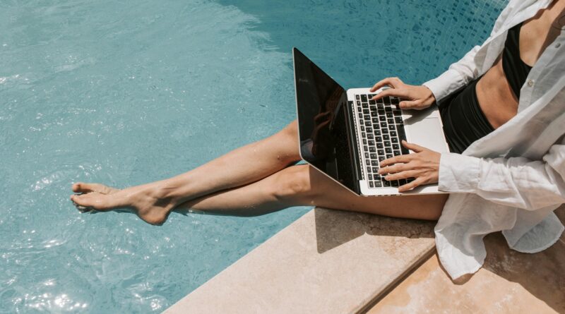 Obraz pobrany z bezpłatnych zbiorów na stronie /www.pexels.com/photo/woman-sitting-on-poolside-using-laptop-7903142/ dn. 14/10/2025. All photos and videos on Pexels are free to use.