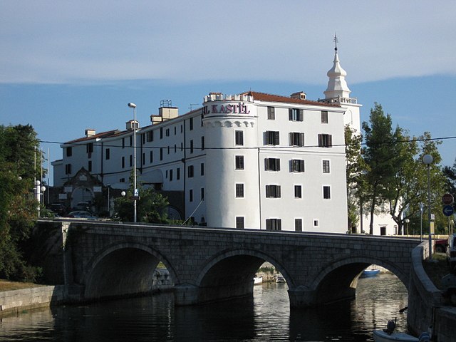 https://commons.wikimedia.org/wiki/File:Hotel_Kastel_Crikvenica_07.jpg