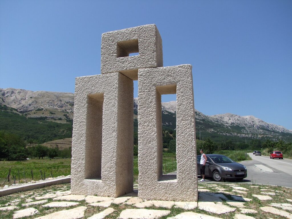 Obraz pobrany ze strony https://commons.wikimedia.org/wiki/File:Głagolica_,_litera_"L"_-_Baśka_Glagolitic_Path_"L"_-_panoramio.jpg na podstawie licencji Creative Commons dnia 18.03.2026