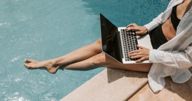 Obraz pobrany z bezpłatnych zbiorów na stronie /www.pexels.com/photo/woman-sitting-on-poolside-using-laptop-7903142/ dn. 14/10/2025. All photos and videos on Pexels are free to use.
